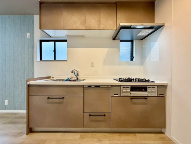 後片付けにうれしい食洗器つきシステムキッチンです。　上下に収納付きで調理器具もすっきり片付きます！