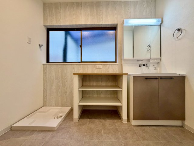 広さのある洗面室です！　可動棚付きで日用品も収納可能です。