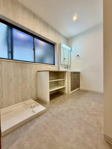 ゆとりがあるので家事もスムーズにできます！　窓付きで換気も安心です。