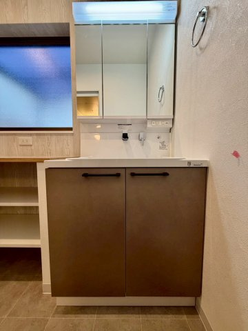 明るい三面鏡付きの洗面化粧台です！