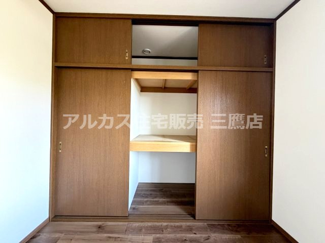 布団や季節物の衣類・大型用品も効率よく整理整頓できる、天袋付きの大容量押入れ収納。