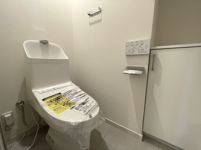 温水洗浄便座付きの清潔感あるトイレは、落ち着いた空間に。　