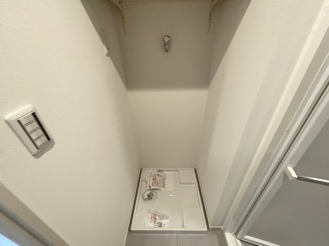 洗濯機置き場の上にも収納スペースがあり、小さなお子様の洗剤等の誤飲も心配不要。　