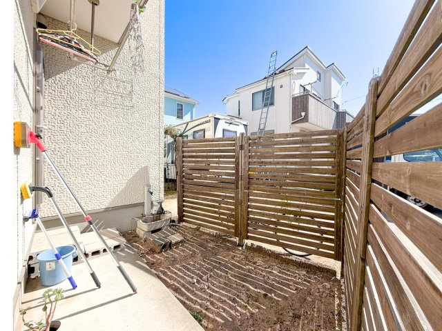 庭があることでガーデニングや家庭菜園はもちろん、こどもの遊び場やペットを放して遊ぶことができます。また、家の周囲に余裕があるということです。隣地との間があれば、十分な日当たりと、風通しが確保できます。