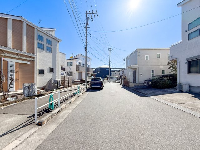 住宅用の土地では前面道路に2m以上接していなければならないと法律で定められています。しかし、お持ちの車のサイズやライフスタイルなどにより、2mでは利便が悪い場合もございますので、事前に確認しましょう。