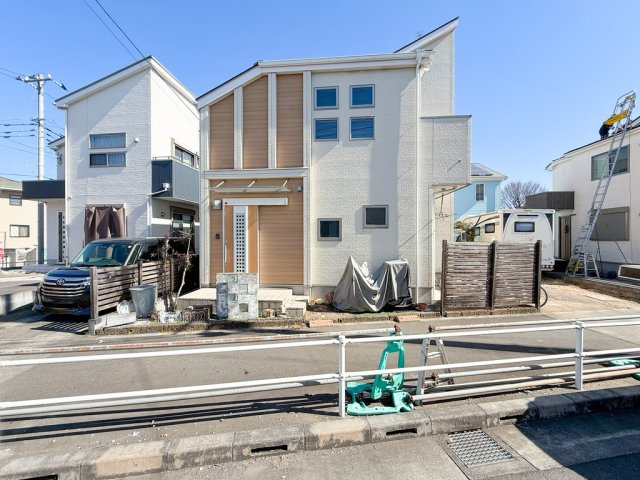 お持ちの車種によっては前面道路が広い方が便利でしょう。しかし、前面道路が広ければその分交通量が多くなるため、騒音などが気になる場合があります。実際に現地を見学し、周辺交通量や騒音などを確認しましょう！