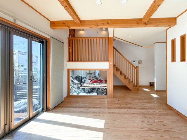 L型アイランドタイプは、キッチンからダイニングにもリビングにも目が行き届くので、とても使いやすい配置です。L字型独立タイプは、キッチンを独立させてるためLDKというよりもLDといった様なイメージです。