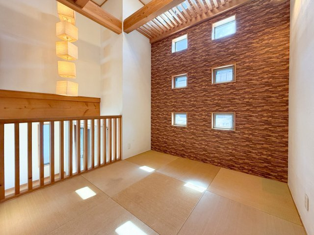 洋室のメリットは重い家具が置きやすく、身の回りが整理しやすいことです。　床がフローリングのため畳とは異なり凹みにくいです。　クローゼットなど収納が豊富で、普段使わない旅行カバンや服の整頓も簡単にです。