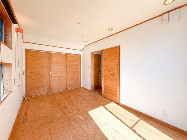 寝室でゆっくりと過ごすためにはベッド周りの適度な空間を担保することや窓の位置、照明の明るさ、寝室の広さなどを考える必要があります。自身や家族の構成とライフスタイルに併せて寝室にする部屋を選びましょう！
