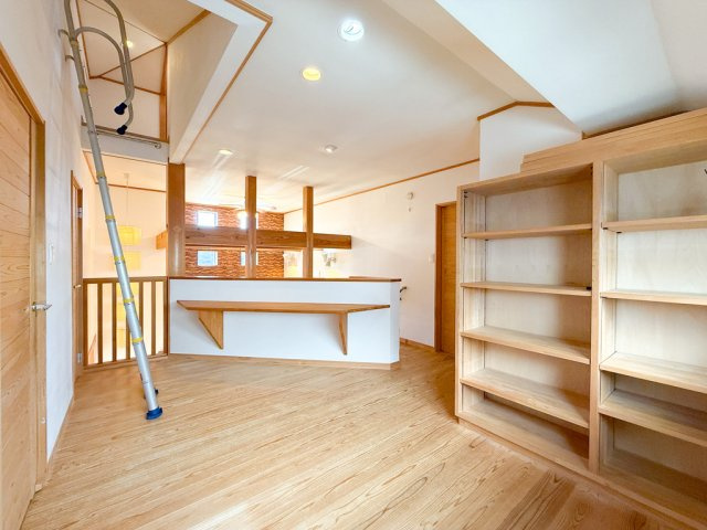 デザイン性を重視しすぎて収納が少なかった！なんてことにならないため、事前に現地で収納の数を確認しておくことをお勧めします。クローゼット以外にも床下収納や屋根裏収納、パントリーなどもチェックしましょう。