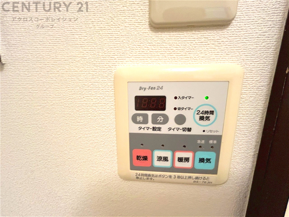 常に新鮮な空気を室内に供給し、室内の換気を効果的に行います。湿気やニオイ等を排出し、健康な環境を維持。快適な室内温度と湿度を調整し、エネルギー効率も向上。居住空間の快適性と健康面の改善が期待できます。