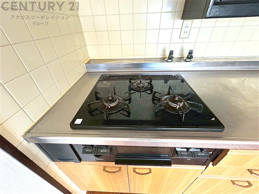 多数の調理器具を同時に使用でき、料理の効率化が可能。省エネで節約になり、様々な料理スタイルに適応できます。また、火力調整が独立しており、手入れや掃除もしやすく、今よりもっとお料理が楽しくなるかも。