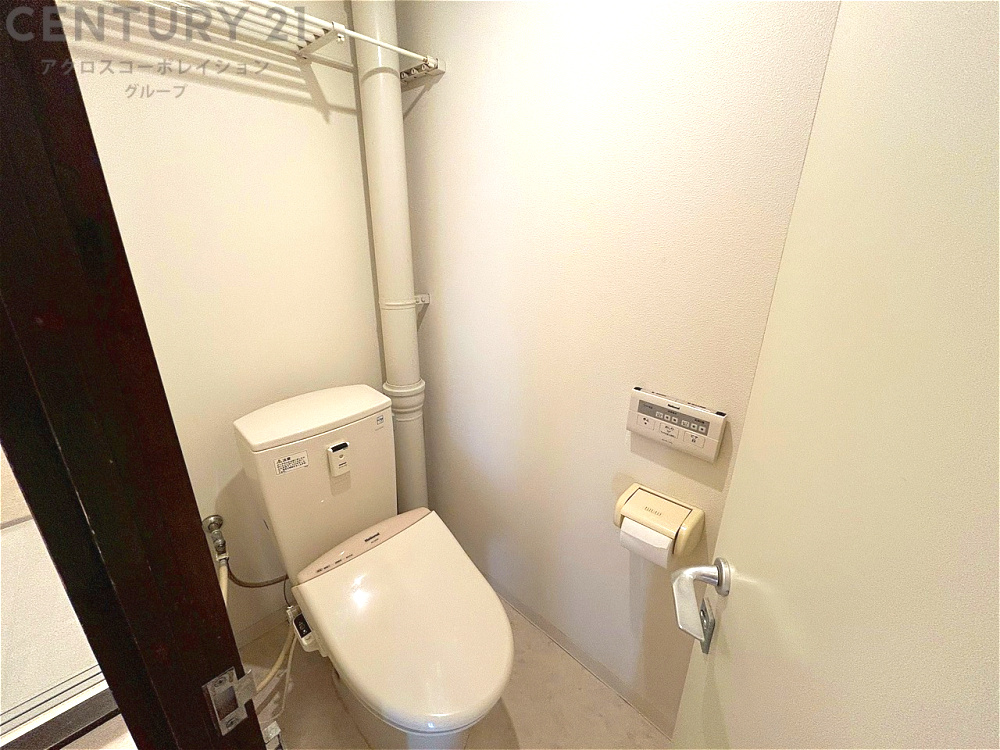 温水洗浄便座付トイレは温水洗浄機能により、暖かい水でおしりを洗浄することができ、冷たい水を使う従来の便座に比べ、温水洗浄機能で暖かいトイレを提供し、快適な使用を可能にします。