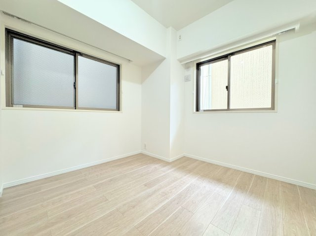 ◆二面採光で、陽差しを長時間受ける事が出来る暖かい室内です。もちろんペアガラスなので、遮音性にも優れ、結露も発生しにくい構造。サッシ周りのカビが発生しにくくなります。