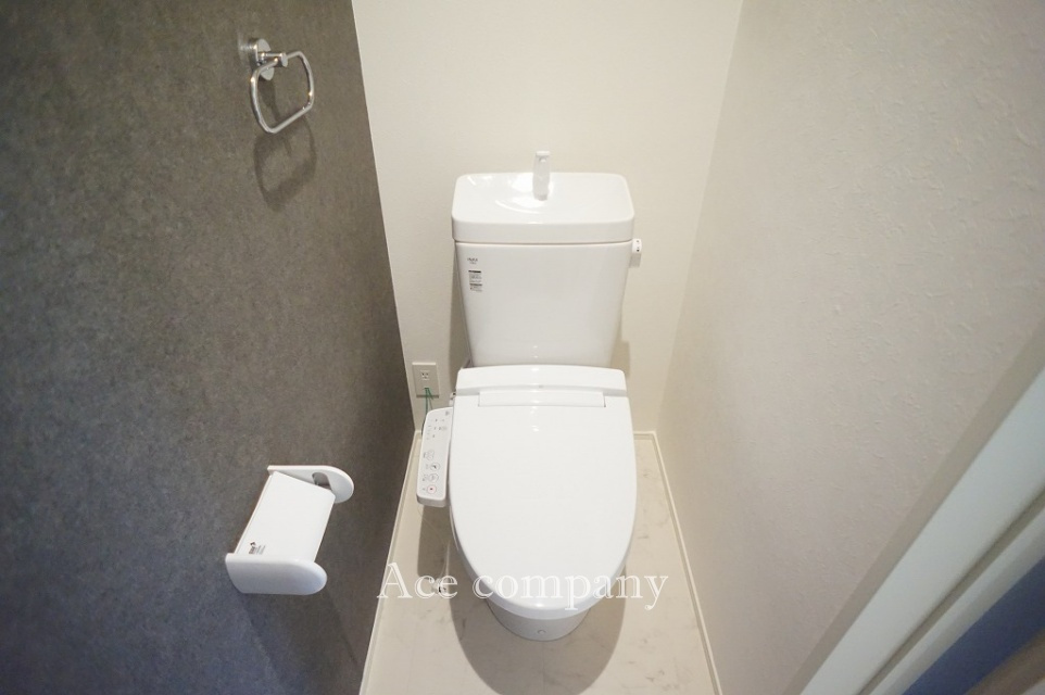 トイレは1階と2階の各階に完備♪ともに同仕様のシャワートイレです☆