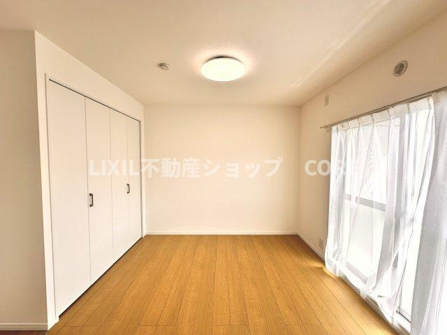 リビングで楽しく過ごした後はゆっくりくつろぐ時間を満喫できる寝室です。