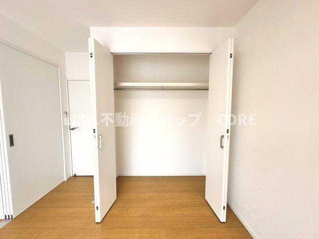 普段着やスーツはもちろんのこと、コート類などもしっかり掛けられます。