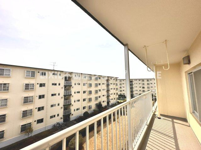 気持ちのいい空が見渡せる広いバルコニー。通風・採光にも優れ、心地よい光と風があふれています。