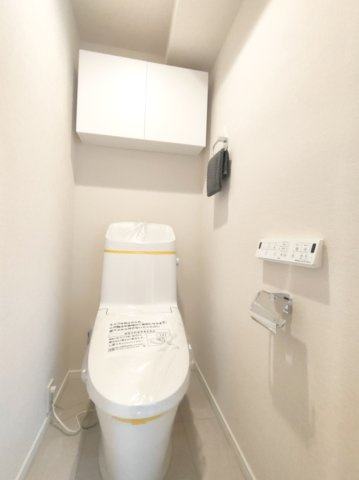 【トイレ】　洗浄機能付きトイレ。上部には収納付で、トイレットペーパー等、買い置きもしやすそうです。