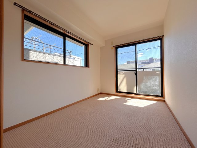 5帖の南向きの洋室です♪