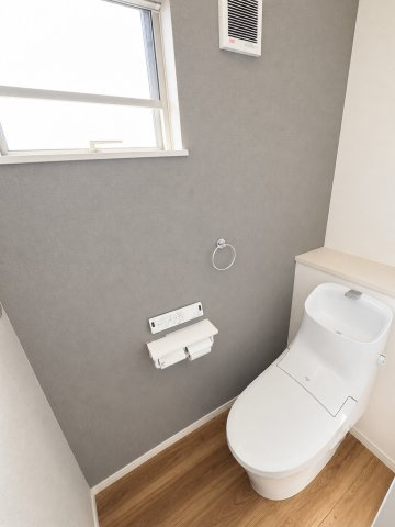 グレージュ基調で清潔感あるトイレです