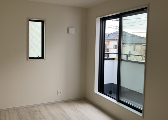 洋室のメリットは重い家具が置きやすく、身の回りが整理しやすいことです。　床がフローリングのため畳とは異なり凹みにくいです。　クローゼットなど収納が豊富で、普段使わない旅行カバンや服の整頓も簡単にです。