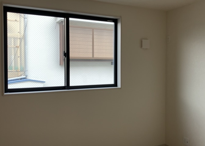 寝室でゆっくりと過ごすためにはベッド周りの適度な空間を担保することや窓の位置、照明の明るさ、寝室の広さなどを考える必要があります。自身や家族の構成とライフスタイルに併せて寝室にする部屋を選びましょう！