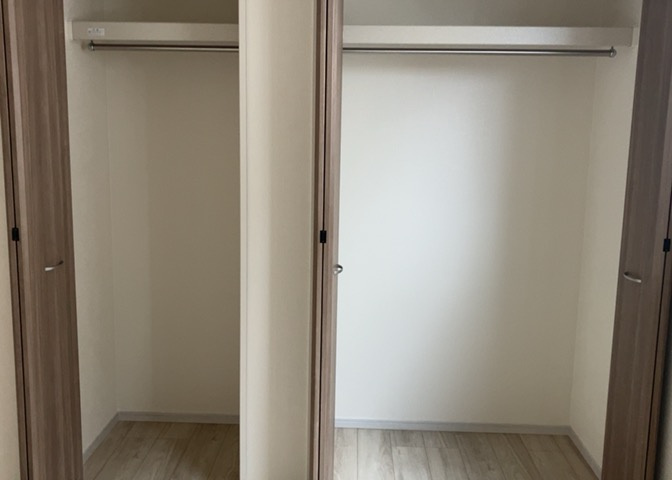 デザイン性を重視しすぎて収納が少なかった！なんてことにならないため、事前に現地で収納の数を確認しておくことをお勧めします。クローゼット以外にも床下収納や屋根裏収納、パントリーなどもチェックしましょう。
