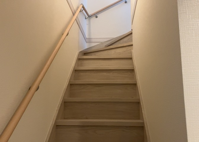 建物の上下階の通路である階段は、その位置によって動線や室内の印象が大きく左右されます。手摺にも重要な役割があり、転倒の防止・歩行や動作を円滑にして日常生活を支えることを主な目的として設置されています。