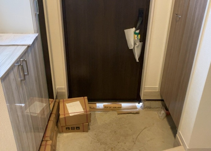 玄関は家の顔でもあり、家族以外の目にも止まる場所です。玄関は外との間を仕切る扉、靴などをしまっておく収納スペース、靴脱ぎのたたきスペース、来客とのやり取りをするドアホンなど複数のアイテムからなります。