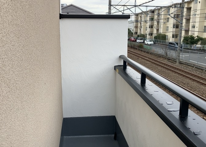 バルコニーは、室外の専用スペースのうち、「屋根がなく開放された空間」であるものを指します。ベランダより広いタイプのものが多く、日当たりもよいため家庭菜園などを楽しみたい人にとって適した環境となります。