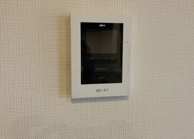 モニターで来訪者を確認して、目的が分からない場合はインターホンを通じて室内から会話することができます。怪しいと感じた場合はインターホン越しにお帰りいただくことができるので、直接会うことがなく安全です。
