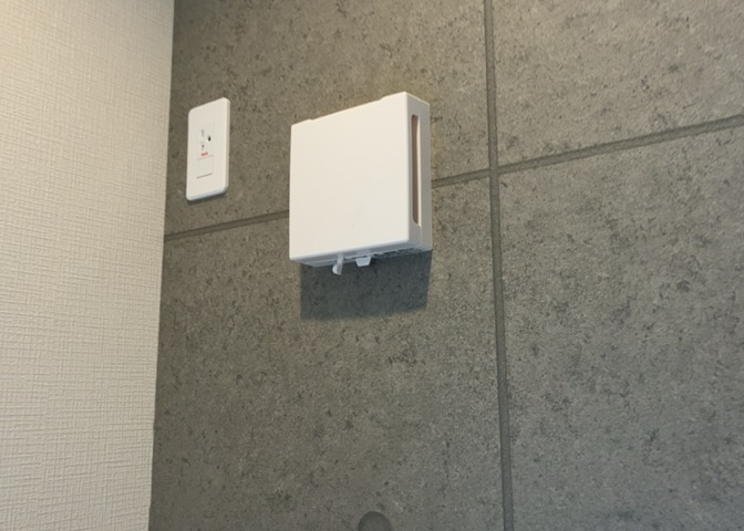 1日中建物内の換気が行われるように設計された仕組みです。気密性の高い住宅は、家に籠った空気でシックハウス症候群になる可能性がありますが、24時間換気システムであれば計画的な換気で対策が可能です。