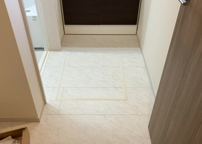 多くの戸建て住宅で見かける洗面脱衣所は、洗面台と洗濯機が2畳ほどのスペースに並べられていて、洗面所が脱衣所を兼ね備えている間取りが一般的です。お客様が利用することもある、パブリックな空間でもあります。