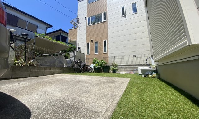 綺麗な芝が嬉しい立水栓つきのスペースです。陽当たりも良いのでプランター栽培も◎