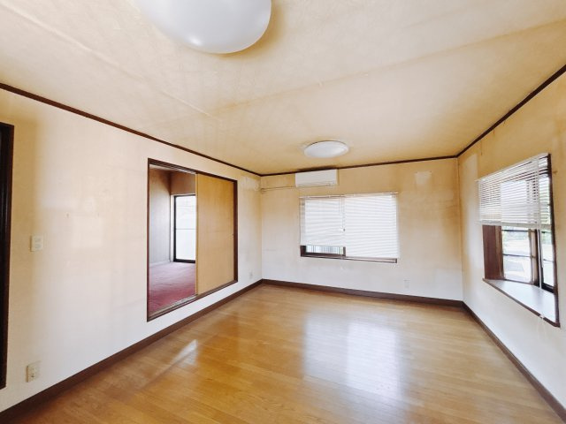 ■洋室｜ダブルベッドを置いても充分な広さを2Ｆのお部屋に設けております。お子様と家族みんなで寝るのも夢じゃありません♪窓からは光が差し込むので日中でも明るいお部屋です。