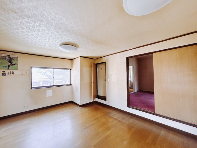 ■洋室｜お子様の一人部屋にピッタリな洋室。木のぬくもりを感じるフローリングは、天然木の味わいが時とともに深みを増していきます。また、傷にも強く、フリーワックスでお手入れもラクラクです♪