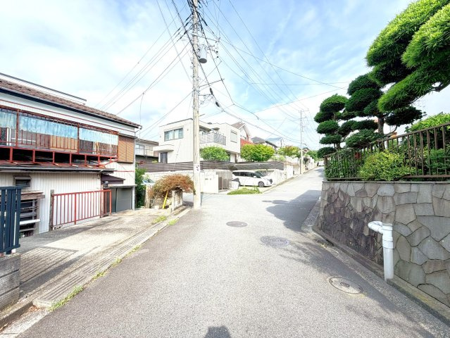 前面道路は南東側5.4ｍ、南側5.5ｍの幅員がございます。　大きい車でも楽々駐車が可能です。