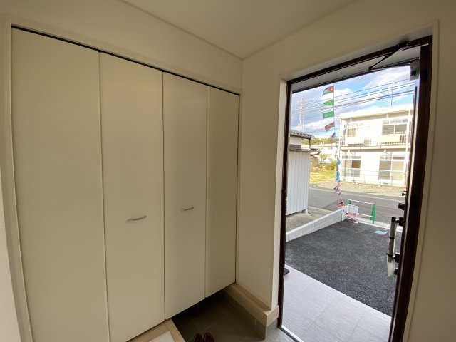 同施工　◆玄関の写真です◆　お洒落な玄関からの外出は気分が良いですね♪　　玄関床タイルは、掃除がしやすく、表面はノンスリップ仕上なので、雨の日　もすべりにくくて安心です。　　　　　