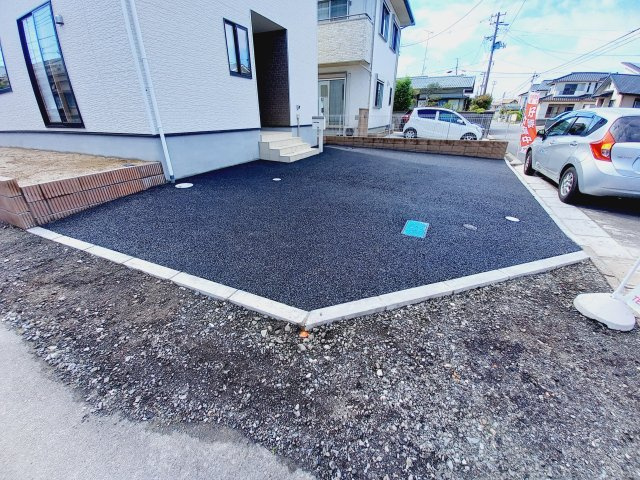 同施工　◆カースペースの写真です◆　陽当りの良い駐車場は週末の洗車も快適です♪お車の他にも、自転車をとめられそうなスペースもございます。　
