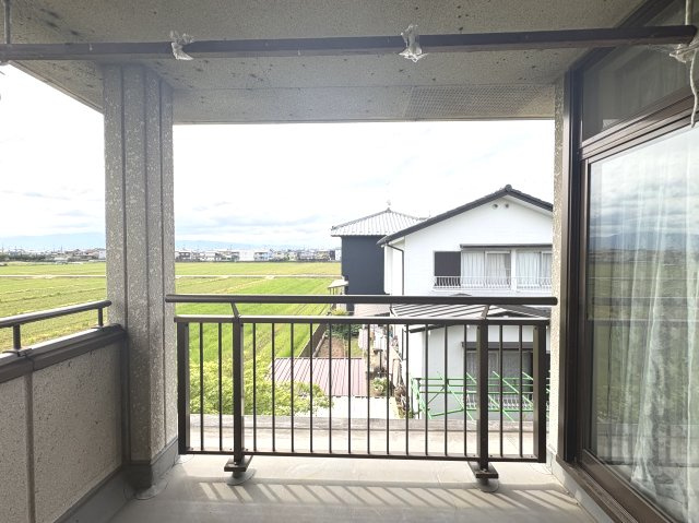 雨の日も安心！広々としたインナーバルコニーです