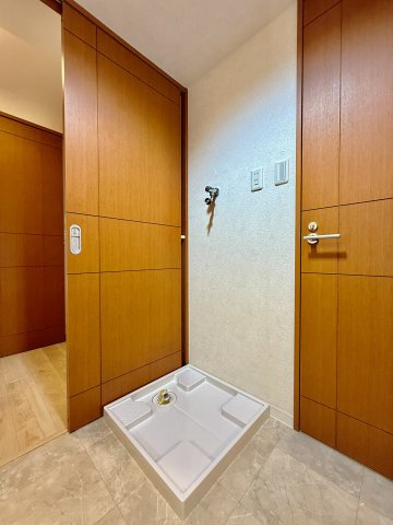 【室内洗濯機置き場】　洗濯機置き場は室内にあり便利です。
