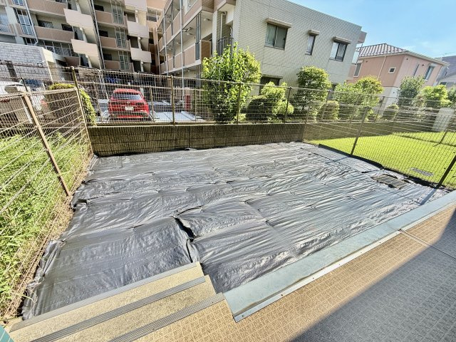 【専用庭】　緑に囲まれた開放的な専用庭です。