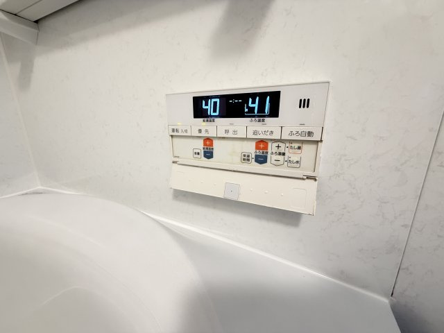【給湯パネル】　快適な入浴をサポートする設備です。