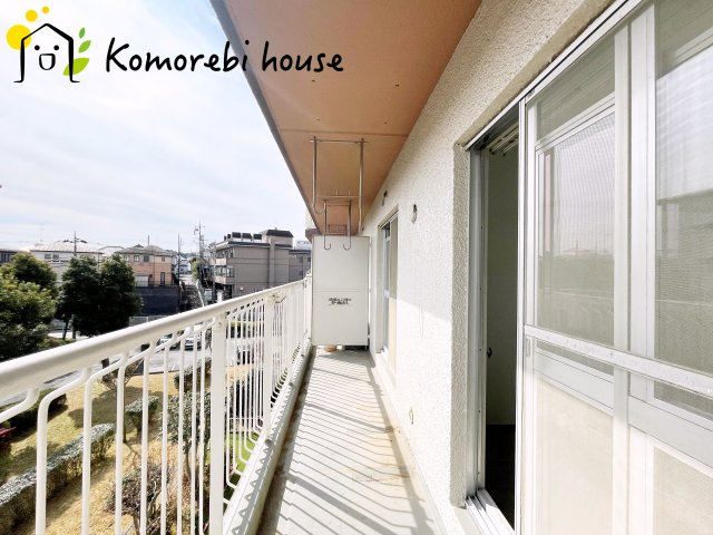 バルコニーからの眺めを楽しみながら食事をしませんか