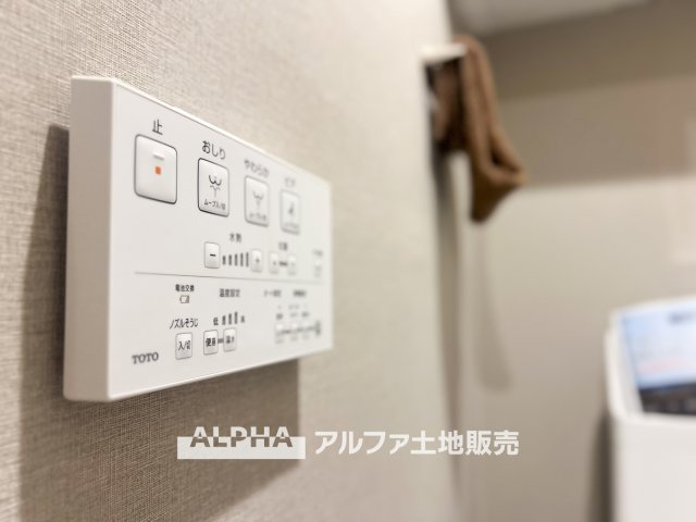 【Warm　water　flush　toilet】　◆温水洗浄便座付きトイレ◆お掃除も楽々。快適に過ごすためには今や欠かせない設備の一つです。壁掛けリモコンで使いやすくいつでも清潔に保てます。