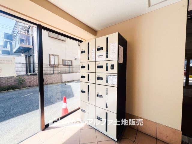 【Delivery　box】　◆宅配BOX◆　共働き世帯の増加により広がる宅配中心の暮らしに対応。留守中でも荷物を受け取れるため、再配達の手間や待ち時間を減らし、自分のタイミングで受け取れます。
