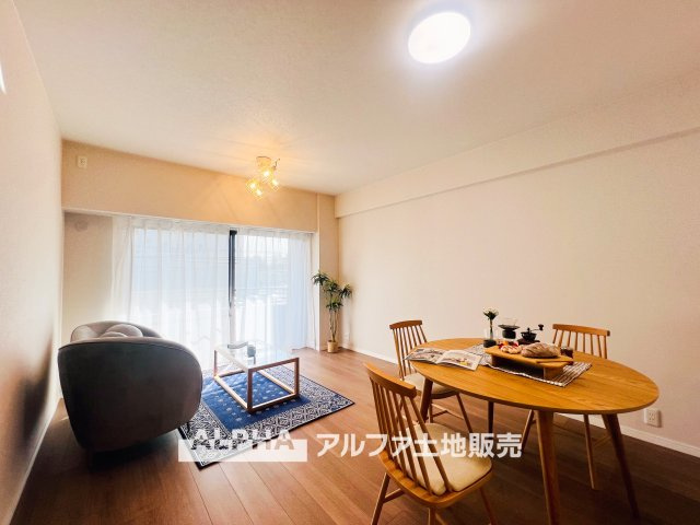 【light　a　living】　◆明るいリビング◆にペイントして君との時間を有意義に過ごしたい。ここでの暮らしは僕たちにとって宝物になる。