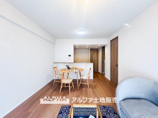 【restful　】　◆日々の暮らしの中で◆少し照明を意識すると住空間がよくなり安らげる住まいへと変わって行く。ダウンライトの明かりと、広い空間で家族の暮らしが向上する。