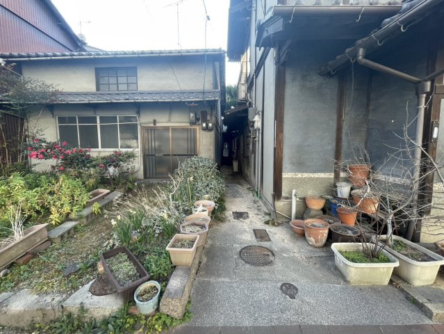 敷地は整形地のため、建物配置がしやすく、駐車スペース等、計画可能です。現在は古家がありますが、解体更地渡しのため、すぐに建築計画をスタートできます。建築条件なしのため、理想の住まいを実現可能。